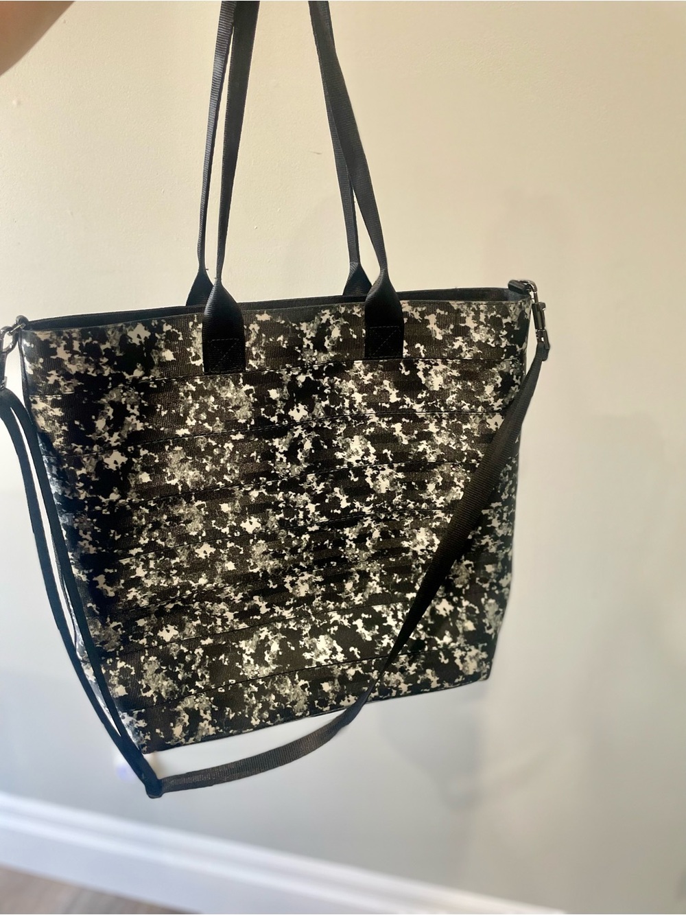 RARE Harveys Seatbelt Streamline Tote in Granite - Size Medium
